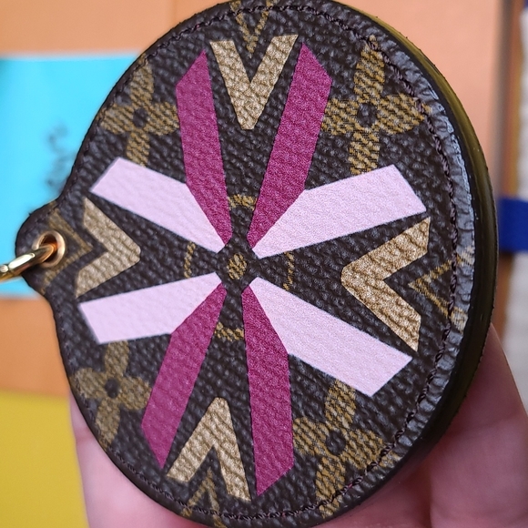 EUC LOUIS VUITTON ILLUSTRE MONOGRAM MULTI V CHARM - Picture 6 of 11